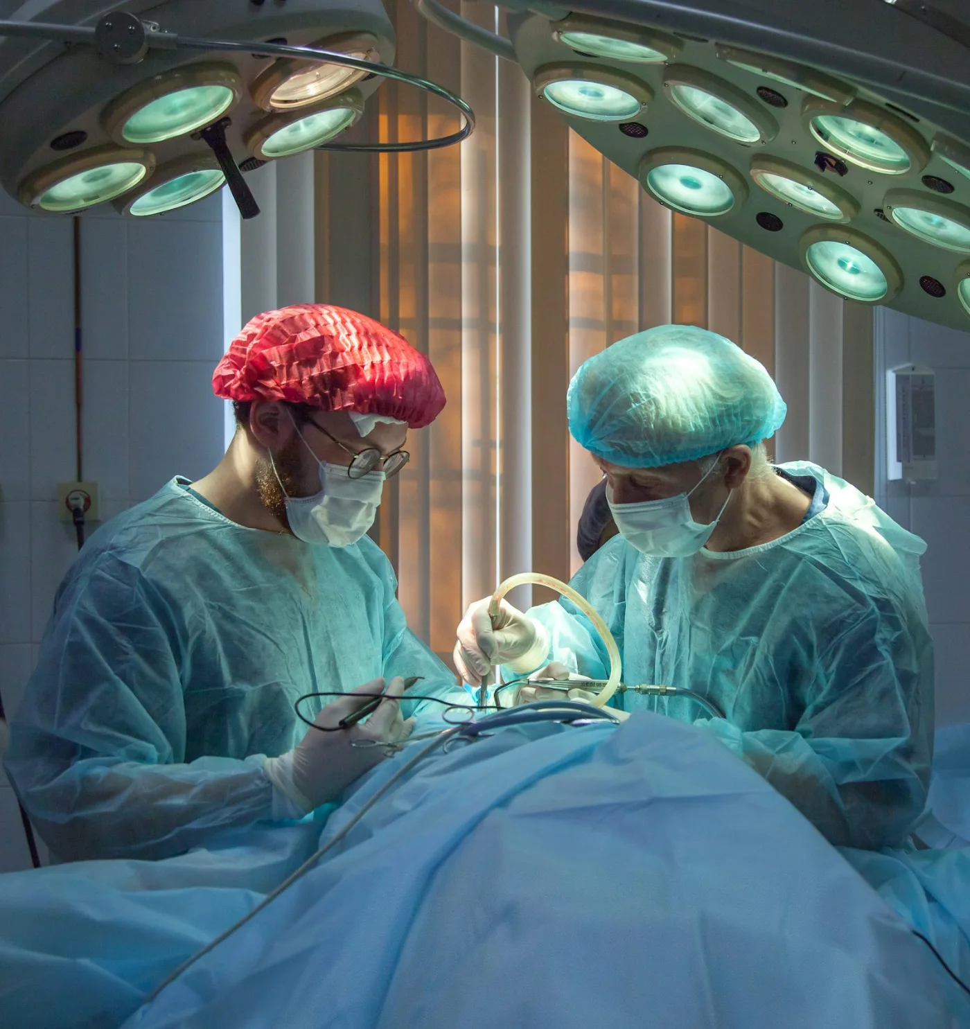 Cirurgiões em centro cirúrgico durante cirurgia reparadora pós-bariátrica