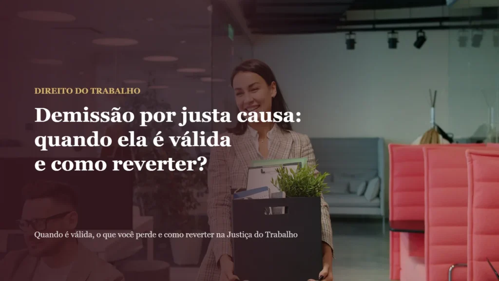 Demissão por justa causa: mulher deixando o escritório com uma caixa de pertences