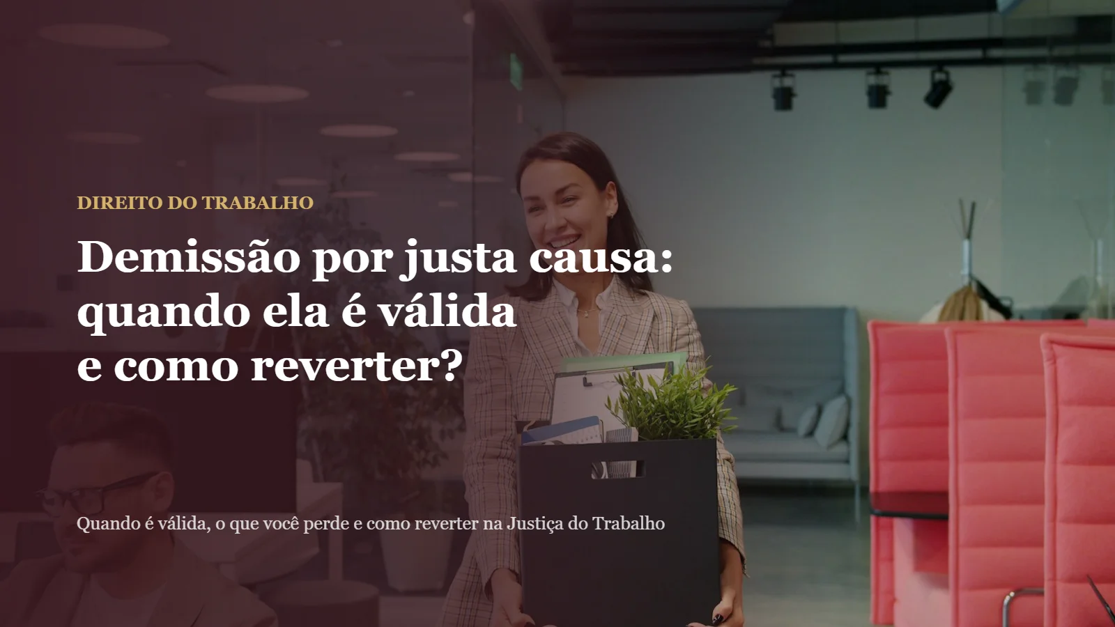 Demissão por justa causa: mulher deixando o escritório com uma caixa de pertences
