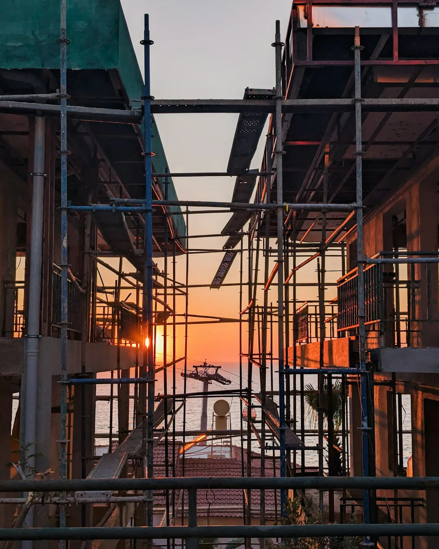 Desistir do apartamento na planta: andaimes em prédio em obras ao pôr do sol