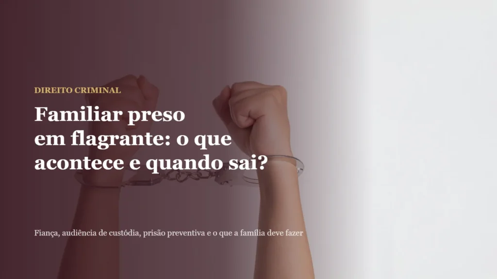 Preso em flagrante: mãos algemadas de uma pessoa detida