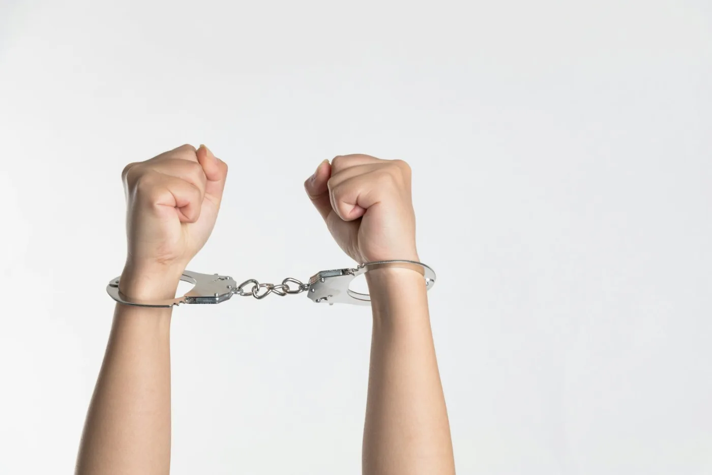 Preso em flagrante: mãos algemadas