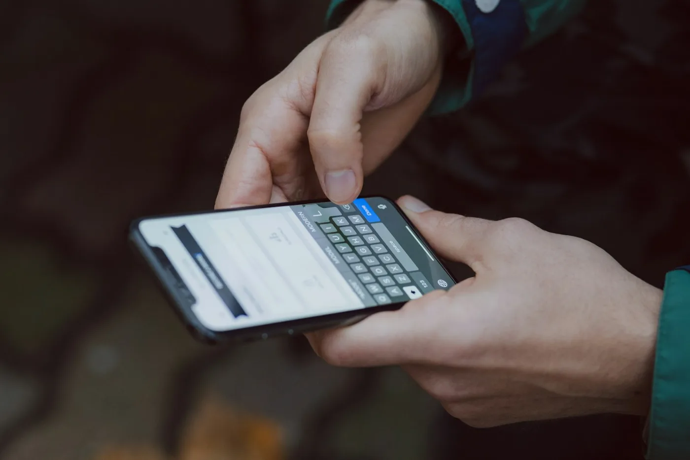 Golpe do Pix: mão segurando smartphone com aplicativo aberto