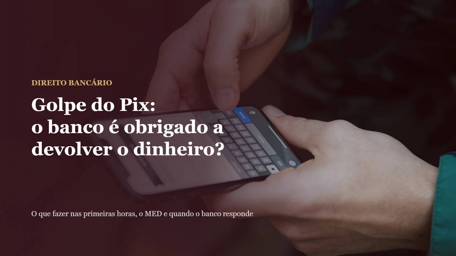 Golpe do Pix: pessoa usando o celular para fazer uma transferência bancária