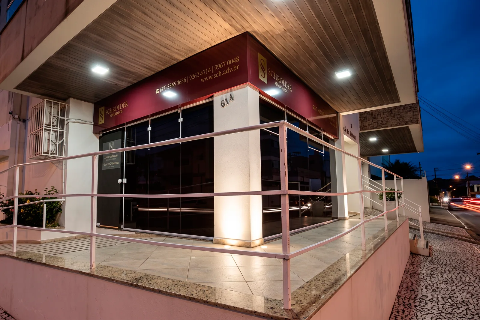 Fachada do escritório Schroeder Advogados à noite, na Rua Victor Juvêncio Mafra, 614, em Camboriú/SC