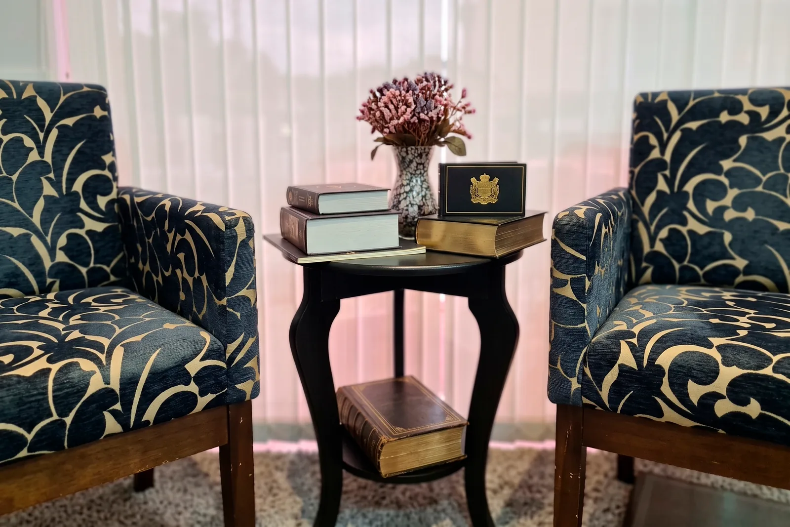 Recepção do Schroeder Advogados, com poltronas e mesa de apoio