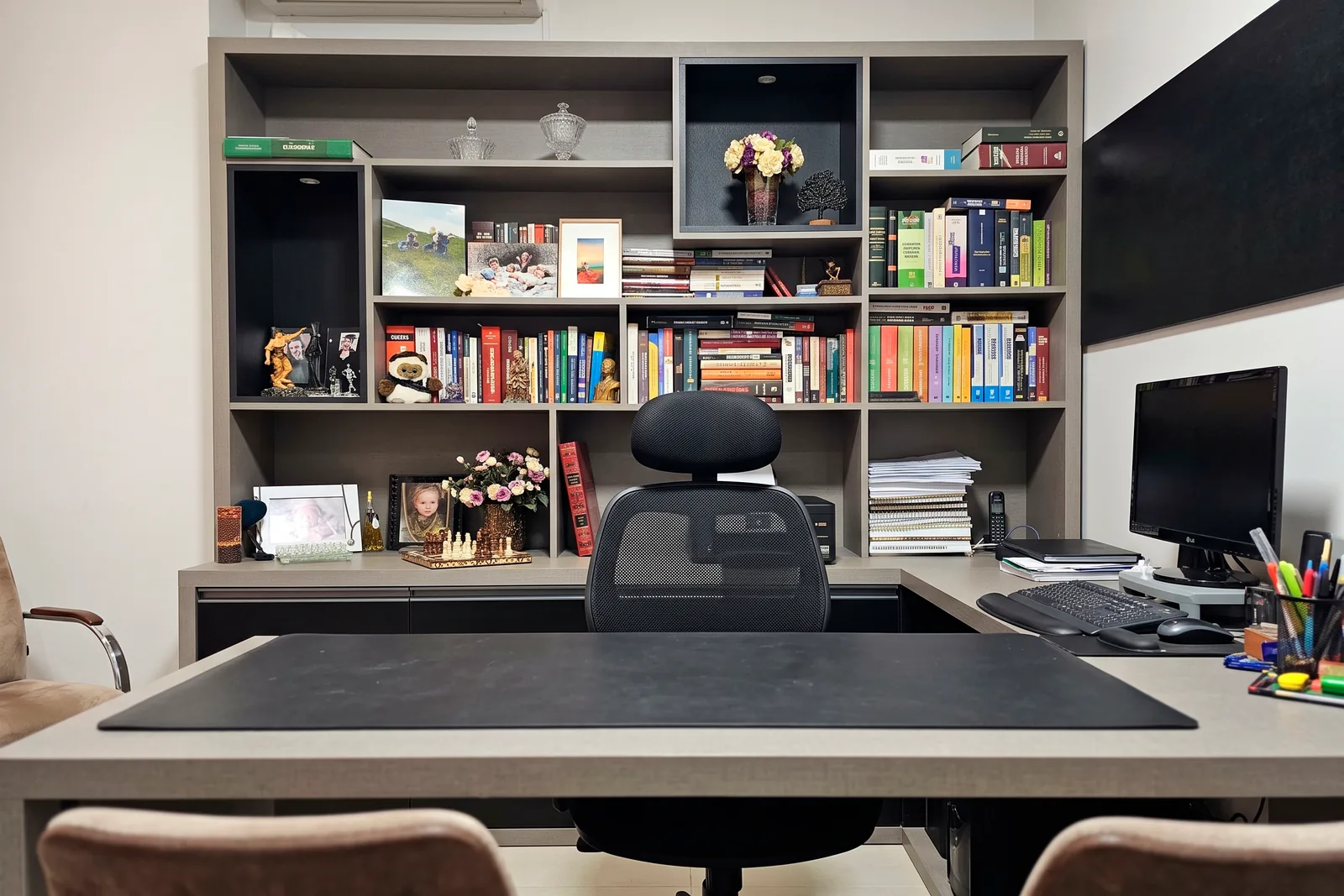 Sala de atendimento do Schroeder Advogados, com biblioteca jurídica