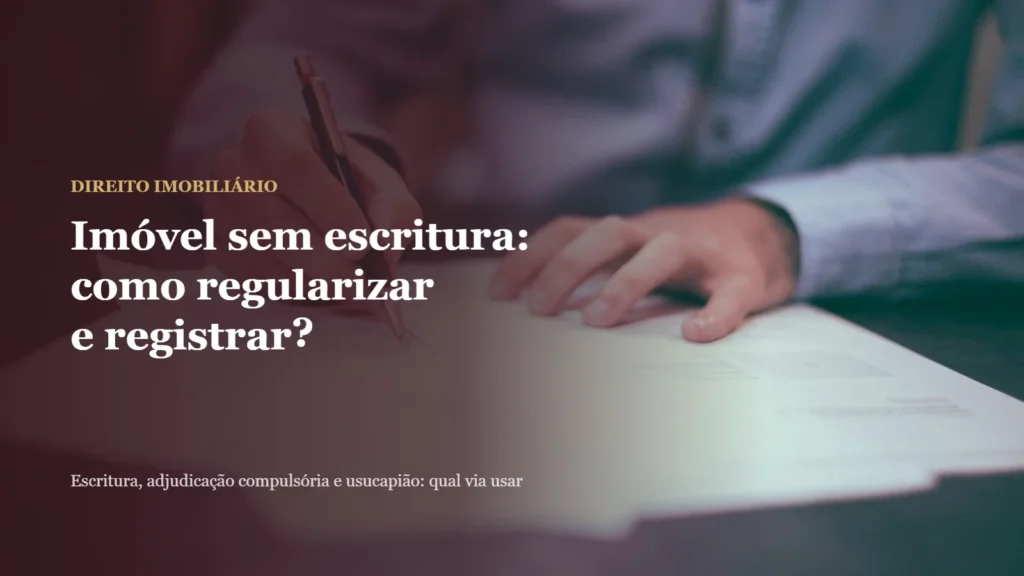 Imóvel sem escritura: pessoa assinando documentos sobre a mesa