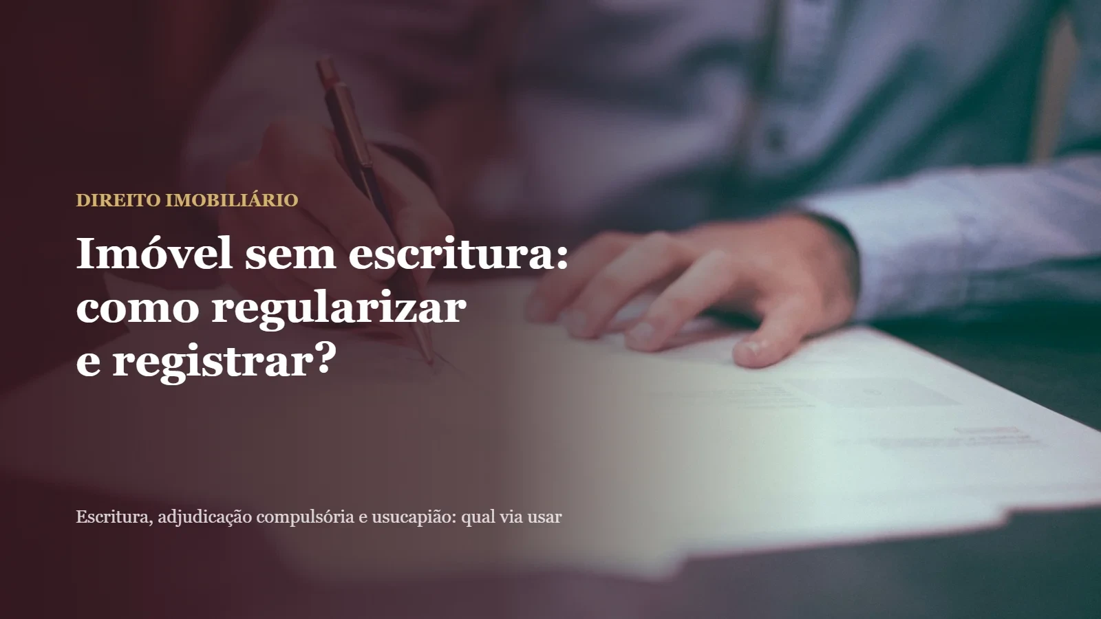 Imóvel sem escritura: pessoa assinando documentos sobre a mesa