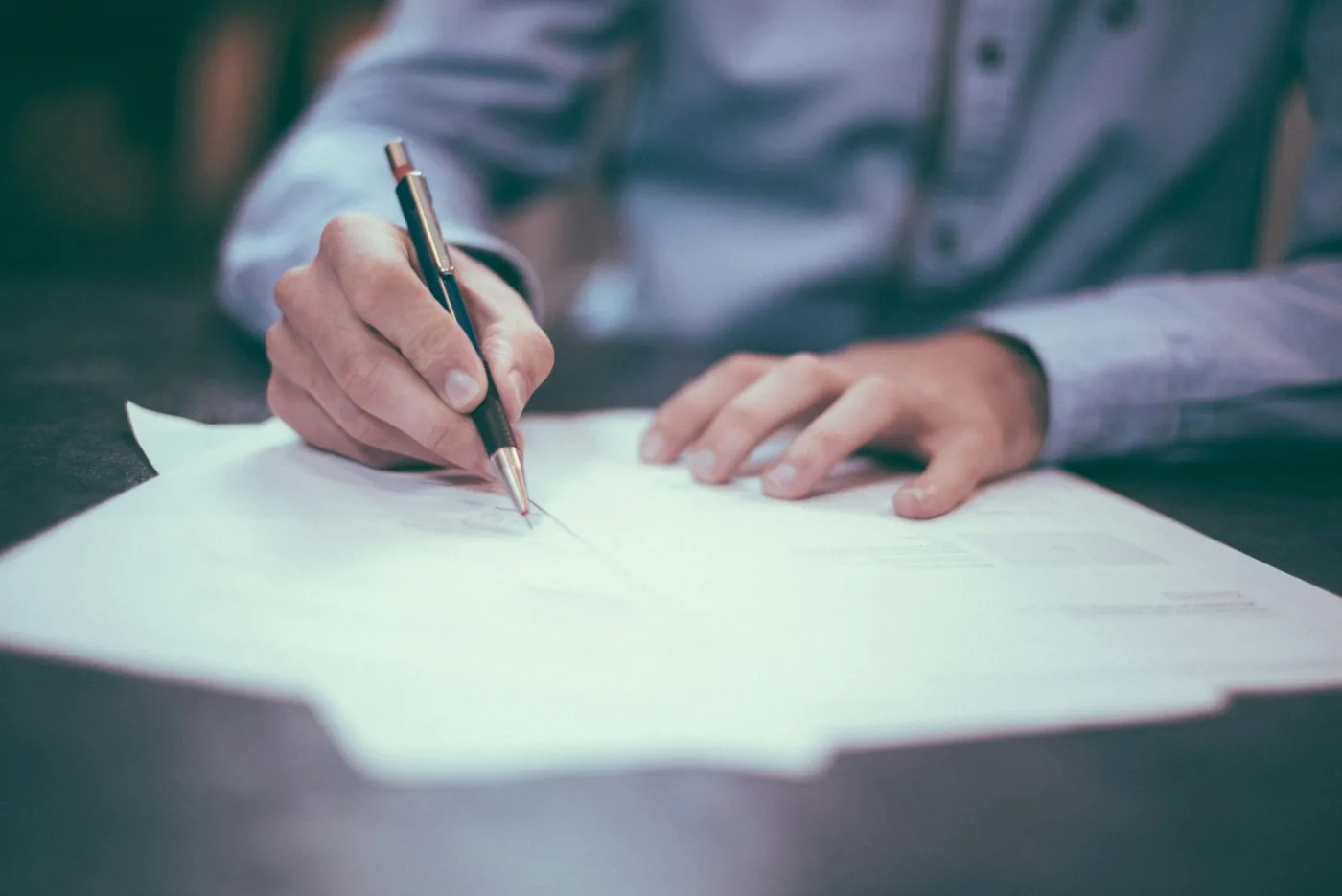 Assinatura de documentos para regularizar um imóvel sem escritura