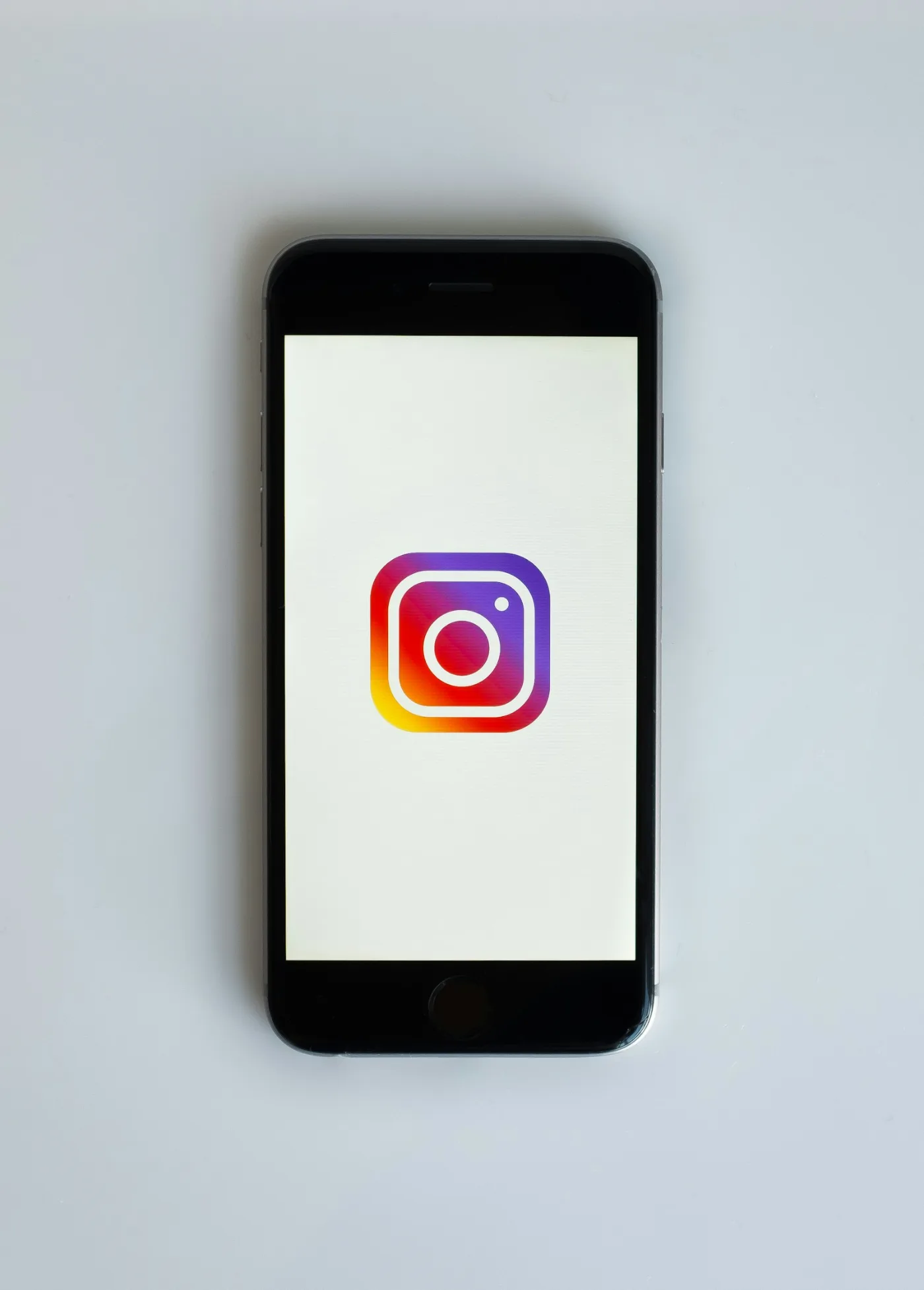 Perfil do Instagram bloqueado: smartphone exibindo o logo do Instagram