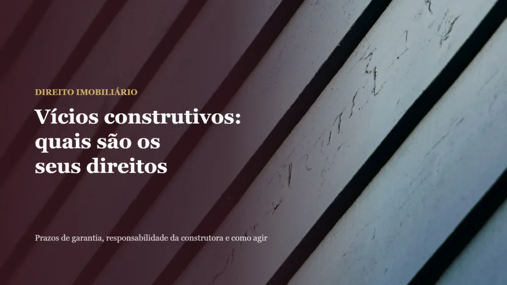 Vícios construtivos: parede de edifício com rachaduras e infiltração